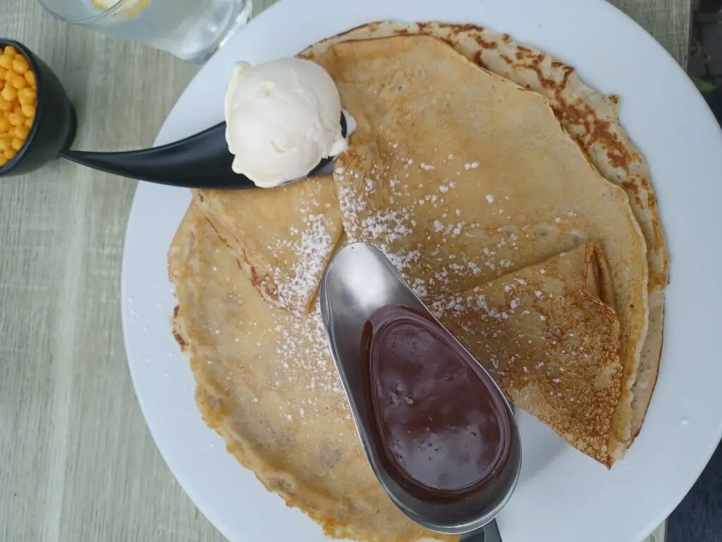 Pannenkoeken met warme chocoladesaus en vanille-ijs bij Brasserie MaNo in Schilde
