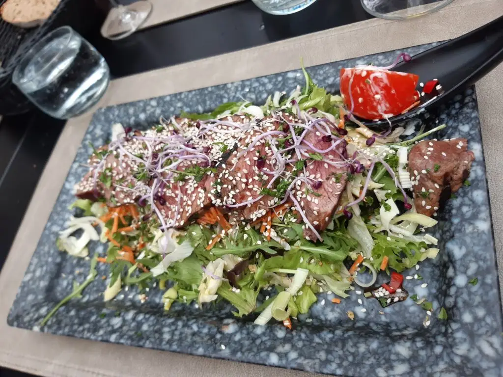 Rundstataki op frisse salade met sesam bij Brasserie MaNo in Schilde